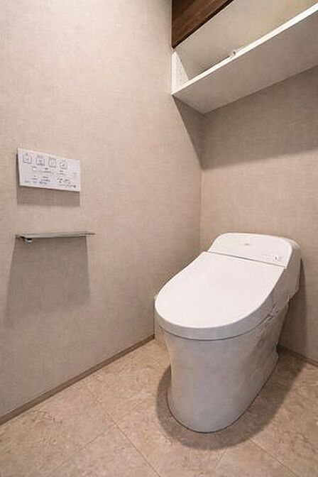 ◇トイレ内に洗面付きで清潔◇棚付きで収納もできます◇タンクレス温水洗浄高機能トイレでスッキリ※AI加工画像につき、一部現況と異なります。