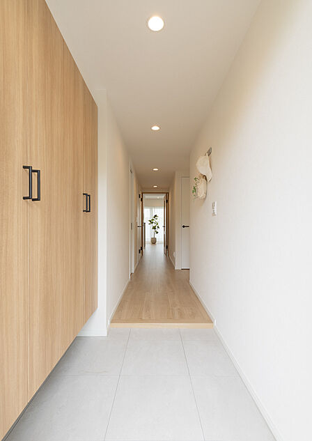 住まう方を迎える上質感のあるエントランス空間。