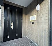 【リフォーム済】玄関扉は塗装しました。鍵も交換しております。
