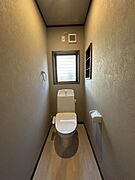 【リフォーム済】トイレは温水洗浄機能付きの新品に交換しました。床はクッションフロア仕上げ、壁天井はクロス張替えを行いました。