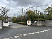 万葉中学校まで750mです。（徒歩およそ10分）