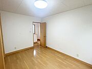 【リフォーム中】2階6帖の洋室になります。クロス張替え、照明交換を行います。
