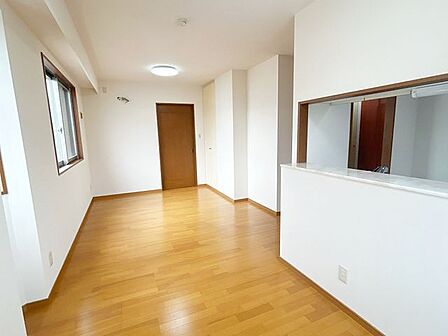 【リフォーム済】約13帖リビングです。壁天井のクロスを張替えを行いました。照明器具と配線器具の新品交換も行いました。