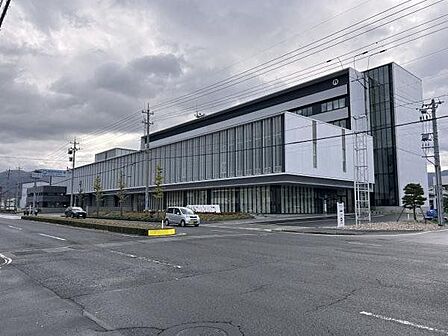 敦賀市役所まで約1100ｍ（車で約3分）です。 1140m