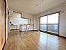 リビング/ダイニング：同建物内別部屋の写真です。