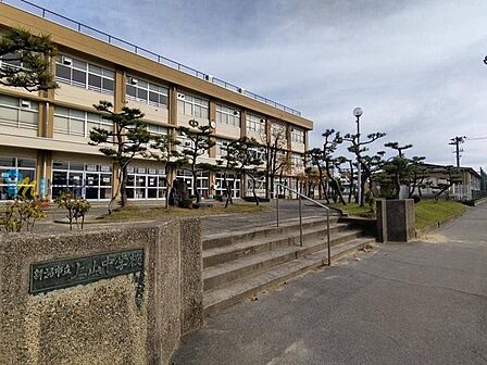 新潟市立上山中学校 徒歩6分。 420m