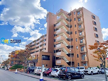 平坦な立地に佇む便利なマンションです。近隣には月極駐車場も数がございます。