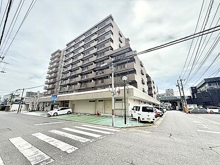 綺麗な外観です。10階建てになります。最上階になります。