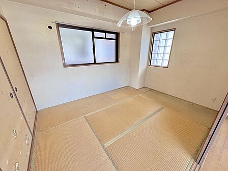 和室約6.5帖2面採光の部屋ですので明るい和室です!エアコン配管もあるため通常のエアコンも設置可能です♪