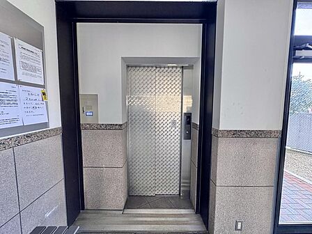 エレベーターホール管理人が夕方まで常駐されています!きれいに管理運営されている大型マンションです♪