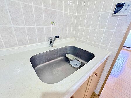 システムキッチン三口コンロになっています♪リフォーム工事についてもお気軽にご相談ください