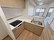 システムキッチン三口コンロ、浄水器付き水栓になっています♪新品のキッチンのため気持ちよくお使いいただけますね♪