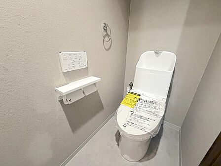 トイレも新調されており、ウォシュレット付き温水洗浄便座となっています♪約1帖ほどのスペースがあるためゆとりのある空間になっています♪