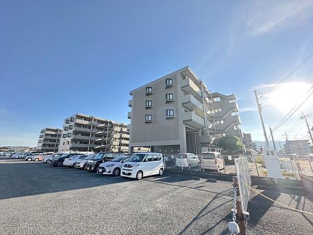 総戸数473戸の大型マンション!徒歩10分圏内にスーパーやドラッグストアなど商業施設が多数あり、利便性の良い物件です!現地いつでもご内覧可能です。ぜひお問合せください!