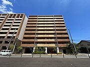 総戸数51戸の大型マンション！徒歩５分圏内にスーパーやドラッグストアなど商業施設が多数あり、利便性の良い物件です！現地いつでもご内覧可能です。ぜひお問合せください！