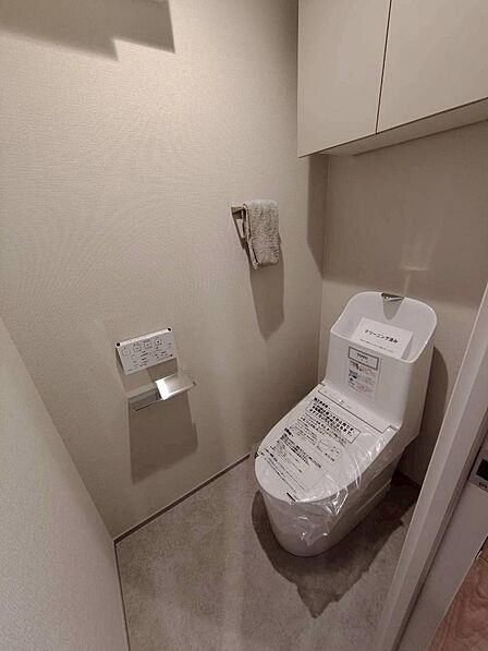 温水洗浄便座完備の洋式トイレです。操作のしやすい壁面リモコンがうれしい仕様。