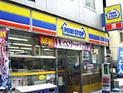 ミニストップ上野池之端店 徒歩9分。 670m