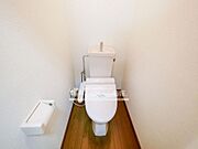 トイレは快適な温水洗浄暖房便座付きです♪