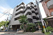 総タイル張りの綺麗な外観です。