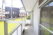 バルコニーに面し、開放的な洋室