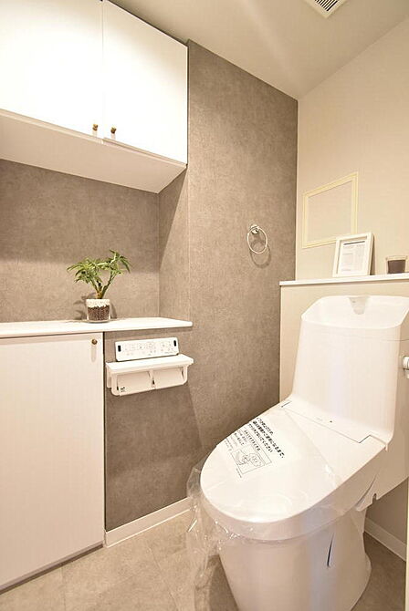 最新の節水型トイレです!隅々までお掃除のしやすい構造になっています!100年キレイが続くコーティングが施されています♪