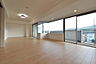 リビング/ダイニング：リビングの別角度の写真です♪明るく綺麗なお住まいで新生活を始めてみませんか♪