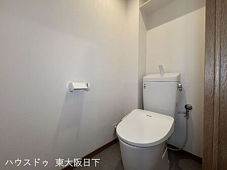 トイレ:1年を通して快適に使用できる温水洗浄便座機能付きトイレです。手洗いタンク付きで、使用後すぐに手を洗うことができます!