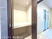 収納：廊下に収納スペースを確保。掃除機や日用品のストック置き場として活躍し、居室内をすっきり広く使えます！
