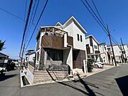 収納重視の方！シューズクローク・屋根裏収納・各室CLと収納豊富です。南西向き屋根付きバルコニーは急な雨でも安心。高天井リビングや食洗機など、ワンランク上の設備と意匠が日々の生活を彩ります♪