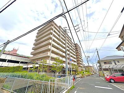 外観:・枚岡東小・枚岡中エリアでお探しの方!中学校まで徒歩3分とお子様の通学も安心です! 外観:・枚岡東小・枚岡中エリアでお探しの方!中学校まで徒歩3分とお子様の通学も安心です!