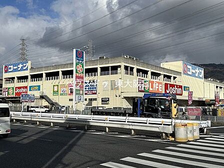 コーナンPRO_外環新石切店・営業時間　月～土曜6:30～20:00　　　日曜9:00～20:00 1050m