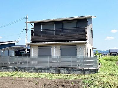 外観:全面に田園風景が広がるのどかな立地です。車通りも少なく静かな環境なので、小さなお子様がいても安心です。 外観:全面に田園風景が広がるのどかな立地です。車通りも少なく静かな環境なので、小さなお子様がいても安心です。