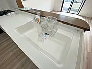 人工大理石の広いシンクで洗い物もラクラクです。接合部がほとんどなく汚れがたまりにくくお手入れもしやすいです。