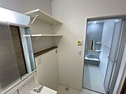 洗濯機置き場の上に棚が設置してあります。
