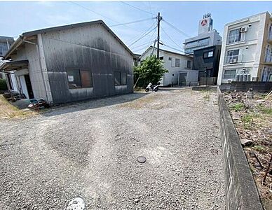 外観：一部建物を解体整地して分筆渡し・南道路・新築用地・利便性の良い地域です。