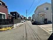 前面道路も広く、駐車しやすいです。