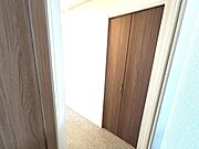 3階には廊下にも収納があり、季節ものや使用頻度の低い小物などをすっきりと片付けことができます！