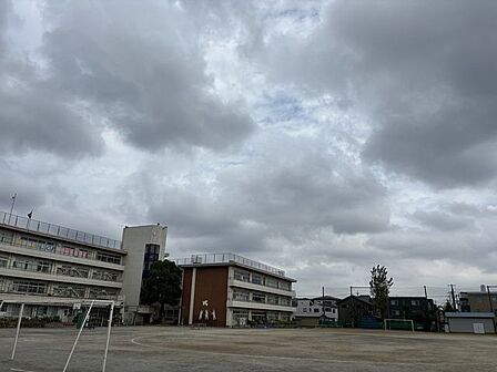 川口市立南鳩ヶ谷小学校 1010m