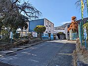 徒歩15分。大津市立志賀小学校は歴史の深い学校です。自然豊かでのびのび過ごす子供たちの自主性を尊重するカリキュラムも盛ん。少子化の今も勢いのある学校となっています。 1170m