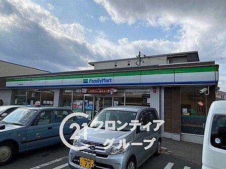徒歩5分。駅から徒歩7分のファミリーマート伏見舞台町店。ATMやイートインコーナーも設置されており、ちょっとした休憩にも便利です。近くにはマンションもあり、地域住民に親しまれています。 290m