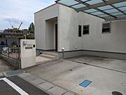 小学校まで徒歩8分でお子様も安心して通学できます