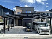 広々とした駐車スペースを備えた外観は、車の出し入れがスムーズで便利です。家族の車を安心して停められます