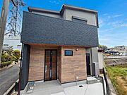 洗練されたデザインの外観は、シンプルでありながらも存在感があります。落ち着いた色合いとバランスの取れた形が、周囲の景観に調和します。