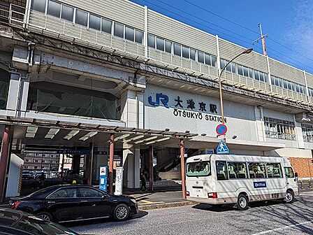 大津京駅(JR西日本 湖西線) 徒歩2分。大津京駅は京都駅や大阪駅などとつながる、広々とした使い勝手のよい駅です。エスカレータ・エレベータ完備でらくらく利用、また快速も止まるようになっていますのでど…