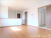 ＼同仕様写真／LDKには大きな窓からたくさんの光が入り、明るく、開放的な空間を演出してくれます。お友達が遊びに来た時も自慢のリビングになりますね！