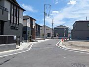 幅広い道路が確保されており、車の出入りがスムーズに行えます。周辺環境も整備されており、快適な生活をサポートします。