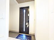 素敵なデザインの玄関ドアは、断熱性に優れた省エネ仕様