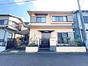 しっかりとした造りの外観は、安心感を与える堅牢なデザインです。長く住み続けられる住まいです。