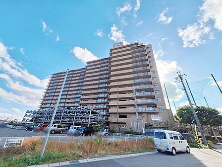 スーパー、コンビニが徒歩圏内のマンションは、日常の買い物が便利で、生活の利便性が高い魅力的な住環境です!