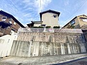 しっかりとした造りの外観は、安心感を与える堅牢なデザインです。長く住み続けられる住まいです。